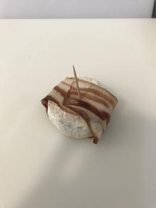 Pélardon entouré d'une bande de poitrine fumée