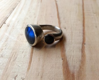 Bague en argent et labradorite. Photo: A. Sliman