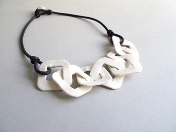 Collier en porcelaine (Claire Marfisi)