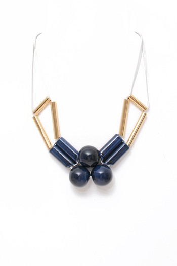 Collier en céramique et métal avec ruban cuir