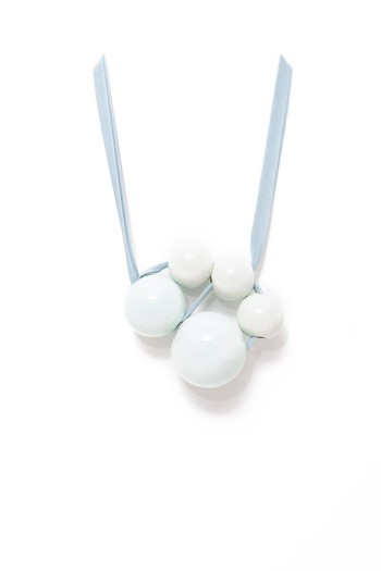 Collier en céramique et ruban.