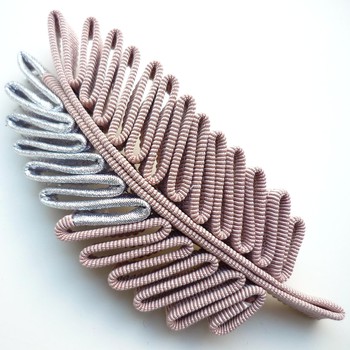 Broche en ruban gros-grain de Cécile Bertrand