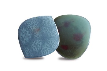 Broches en aluminium, résine et pigments de Nevin Arig