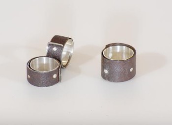 Bagues enroulées de Marianne Anselin (argent et fer rouillé)